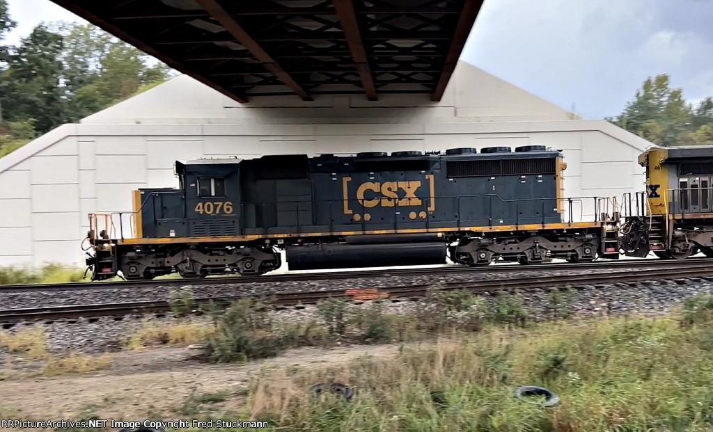 CSX 4076 leads Coke loads west.